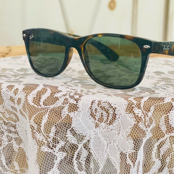 Ray-Ban Sunglasses Wayfarer Light Havana, Green Lens
Ray-Ban Green / Tortoise - Picture 1 of 10